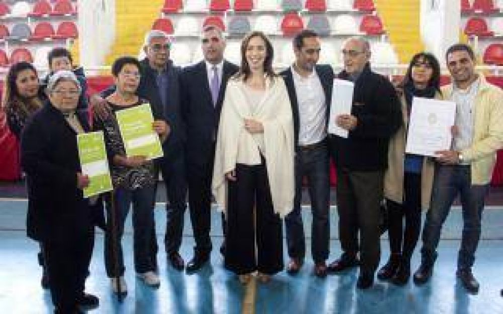 Vidal entreg� escrituras en Mor�n