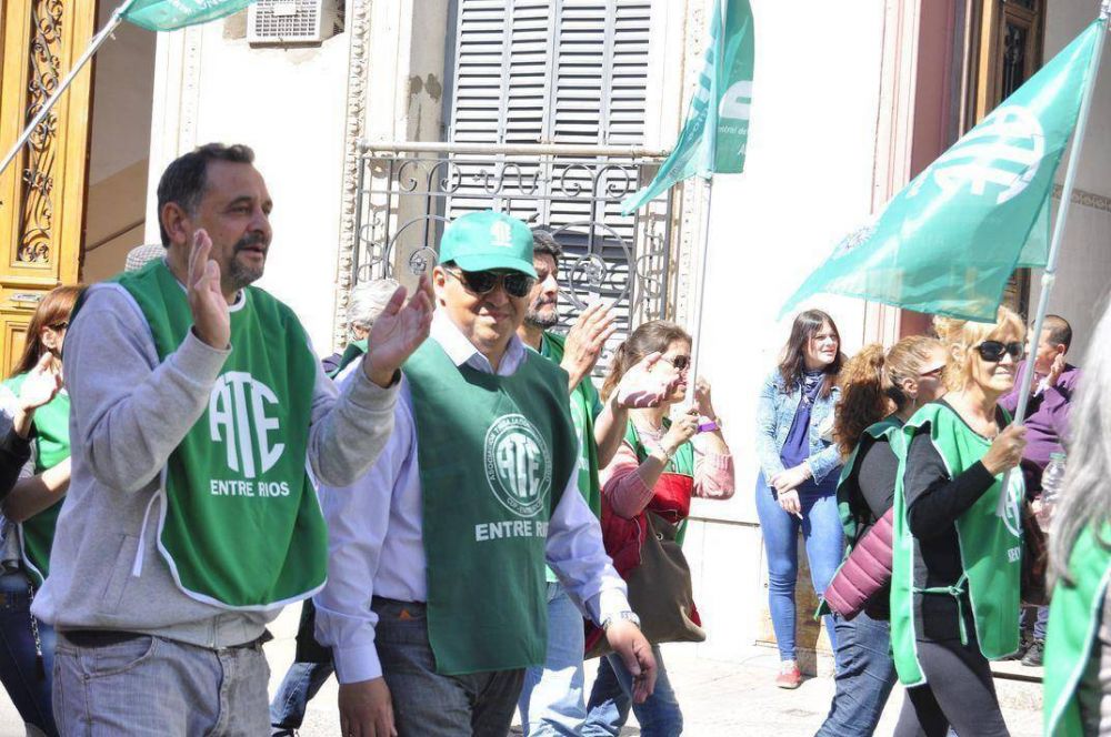 ATE se moviliz� a la Caja de Jubilaciones en defensa del r�gimen previsional provincial 