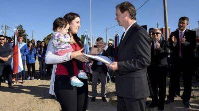 Bordet inaugur� obras p�blicas y distribuy� aportes a entidades