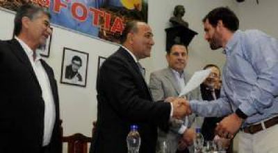 El gobernador asegur� que �todos los trabajadores tienen que estar en blanco�