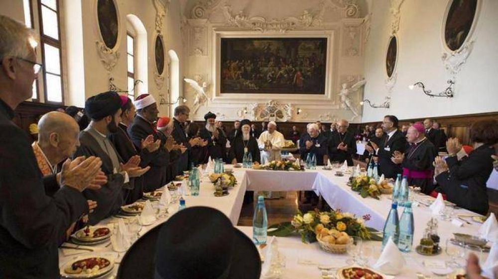 Refugiados almuerzan con el Papa y narran guerras, torturas, migraciones