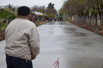 Salom�n recorri� la obra de pavimento de la calle Segu�