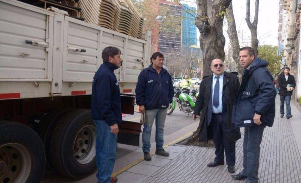 Llegaron las 600 sillas y 300 bancos: 