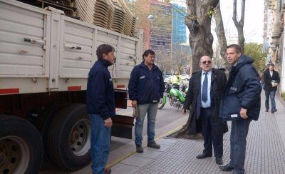 Llegaron las 600 sillas y 300 bancos: 
