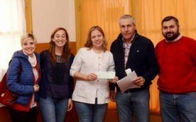 Salliquel�: Hern�ndez entreg� un subsidio a la Escuela Albergue