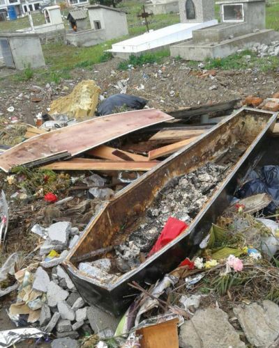 No descansan en paz: el Cementerio de Rawson convertido en un basural