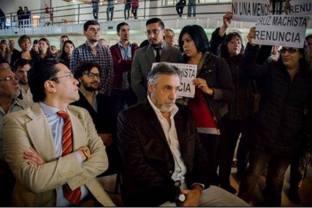 Se suman al pedido para separar a Cruz de su cargo