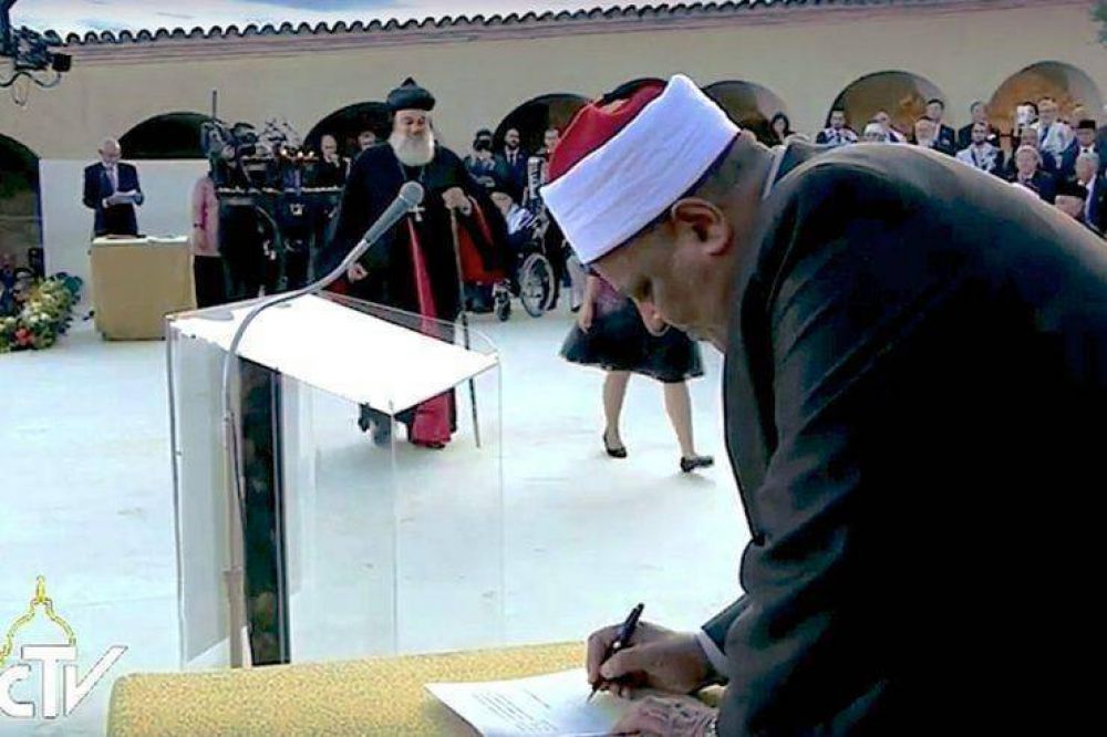 Al-Azhar planea un cumbre interreligiosa de paz con el Vaticano