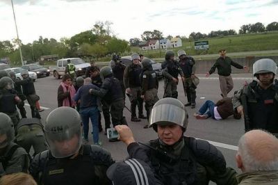 Denuncian aumentos de hasta 600 por ciento en los peajes y �represi�n� a los vecinos