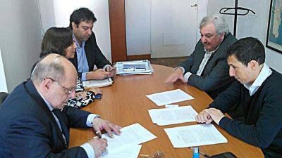Firman convenio para financiamiento de red cloacal y agua para tres barrios