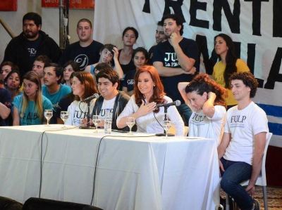 CFK visit� La Plata con un claro mensaje: �La tarea es persuadir y convencer�