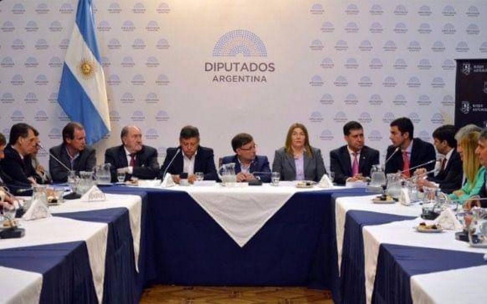 Los gobernadores peronistas empezaron a marcarle al Gobierno la cancha del Presupuesto