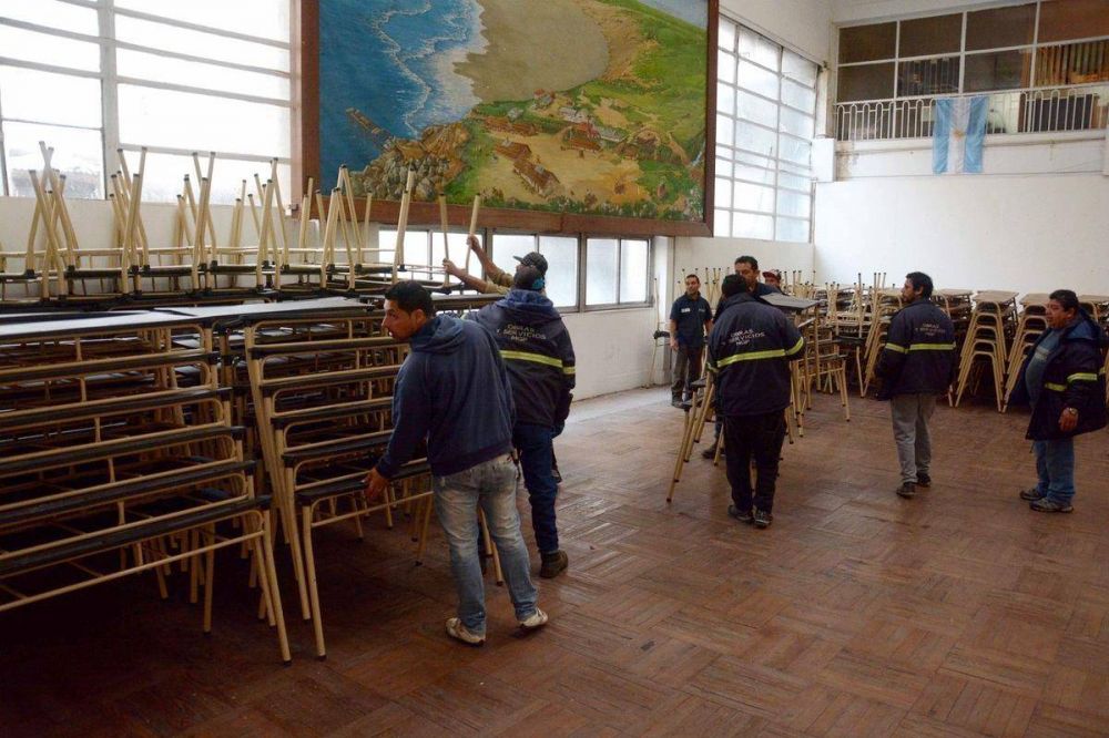 �Produce mucho rechazo ver bancos y sillas depositados en el hall del Municipio�