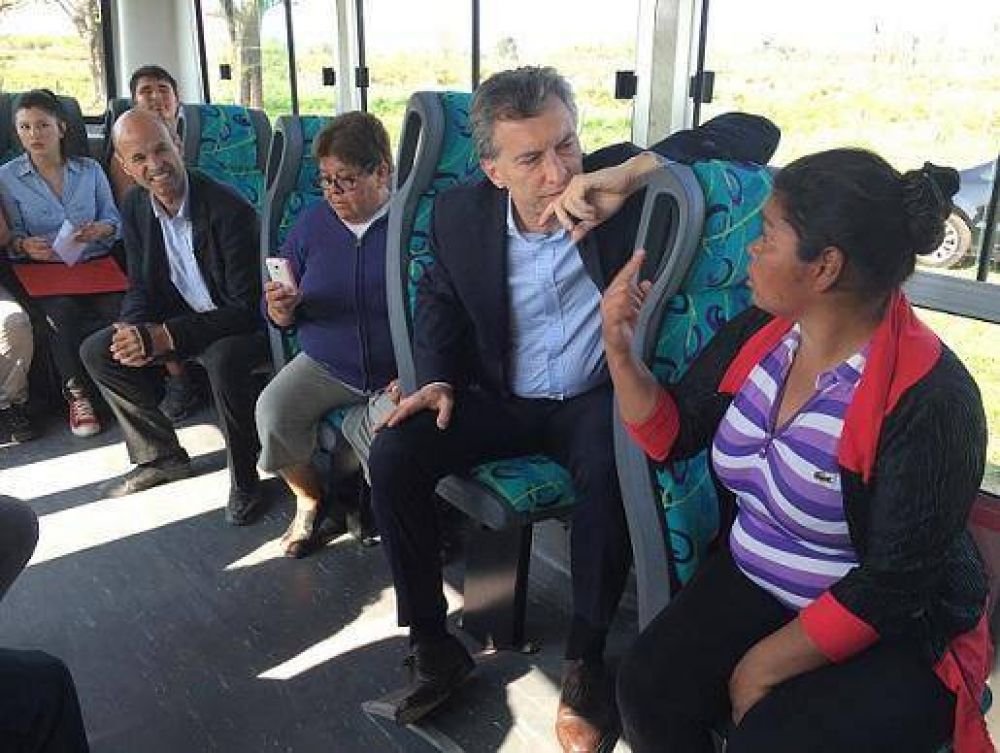 Macri viaj en colectivo y habl de obras viales con vecinos de Pilar