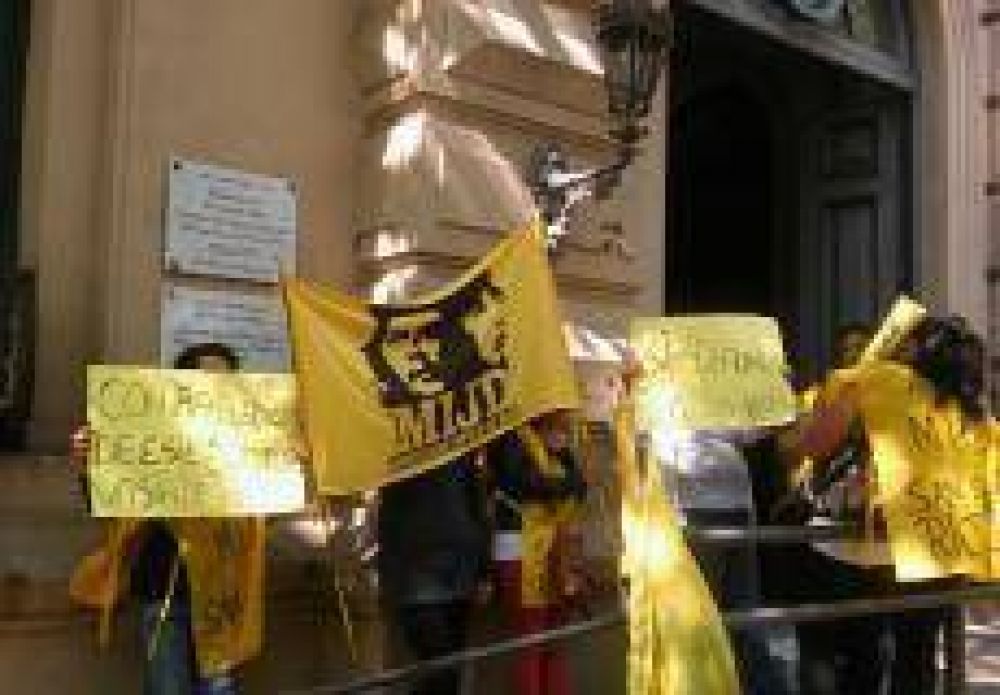 Militantes del MIJD de Castells protestaron en la Municipalidad