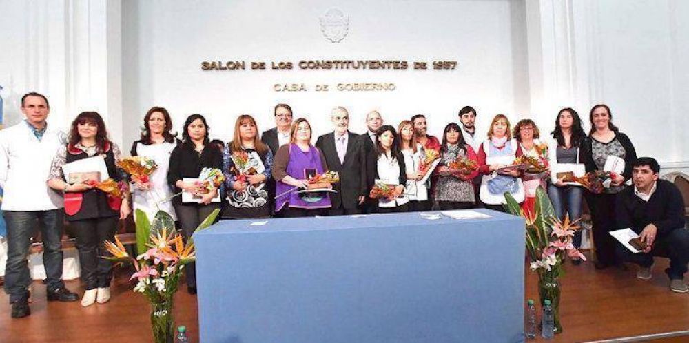 Das Neves entreg reconocimientos a los Buenos Educadores de Chubut 2016″ 