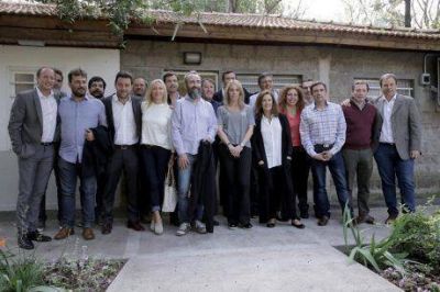Senadores de la 4ta Secci�n y el intendente de Bol�var en reuni�n desarrollada en Lomas de Zamora