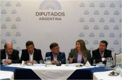 Con presencia de gobernadores Bertone negocia obras para la Provincia