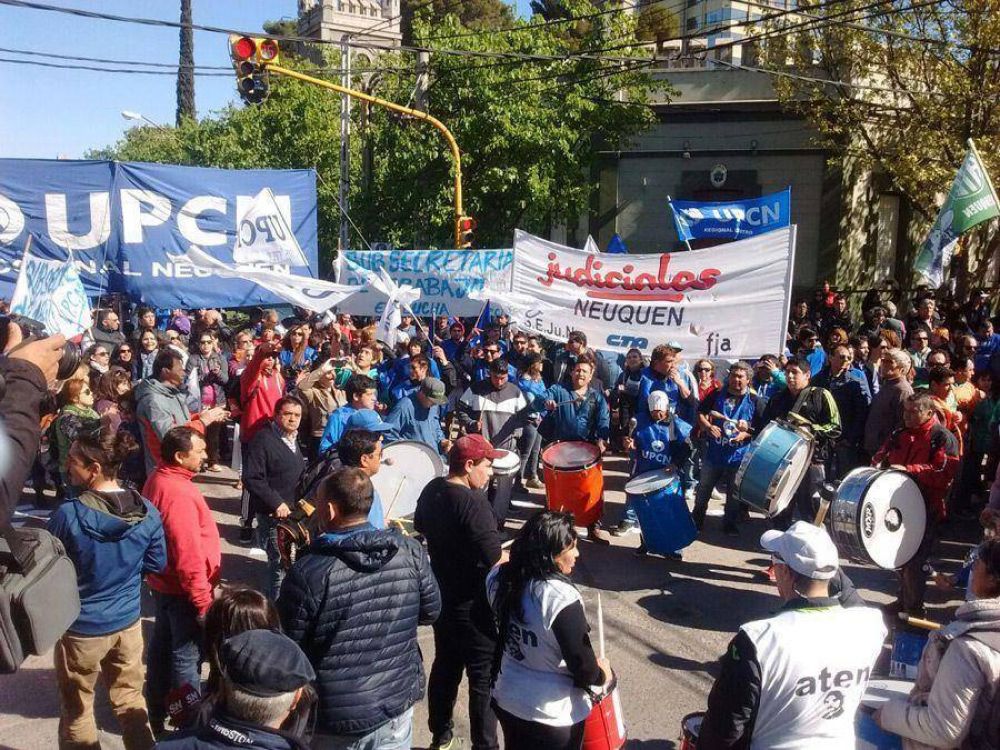 Contundente marcha en Neuqun para repudiar la represin