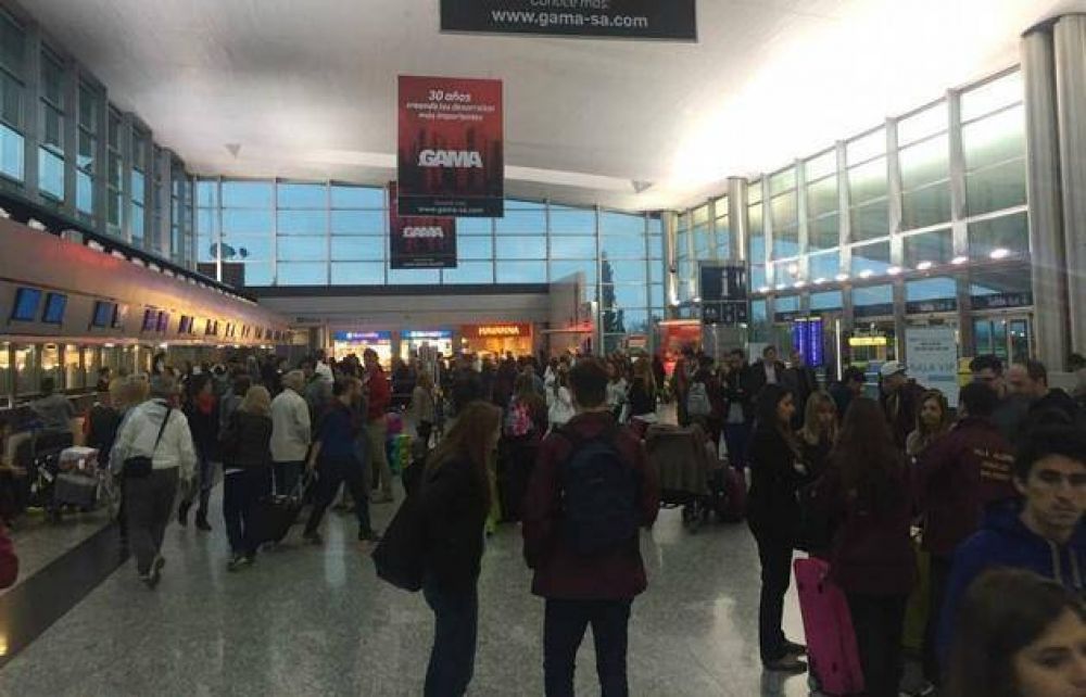 Caos en el Aeropuerto de Crdoba por paro de maleteros