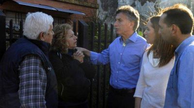 Tras el traspi� con Malvinas, Macri sale a recorrer las casas de vecinos