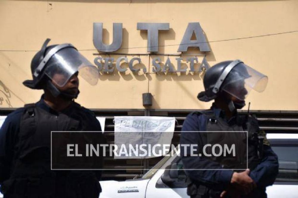 Un trabajador de UTA se encaden� y apunt� contra Jorge Flores