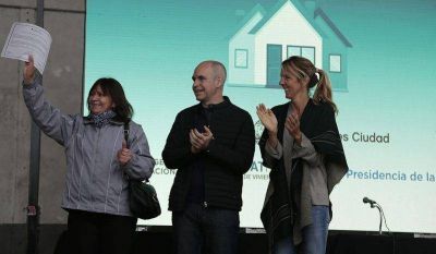 Dan escrituras a vecinos de la Villa 21-24