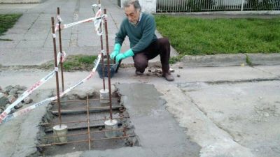 Un jubilado arregl� un bache frente a su casa, la foto se viraliz� y finalmente hicieron las obras prometidas