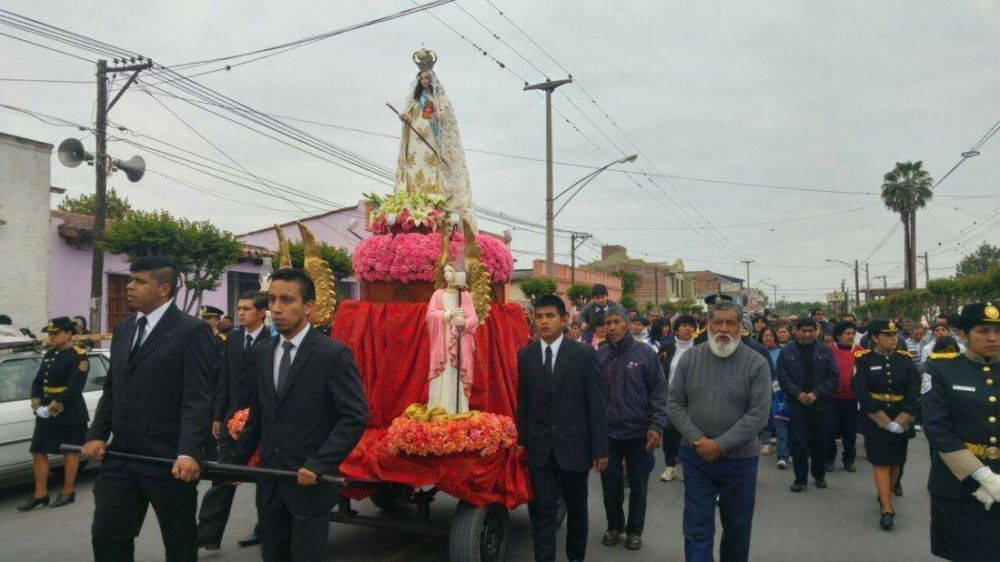 Cientos de fieles participan de la procesin en honor a la Virgen de La Merced