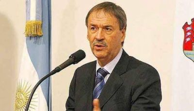 Schiaretti viaja para presentar proyectos de siete acueductos