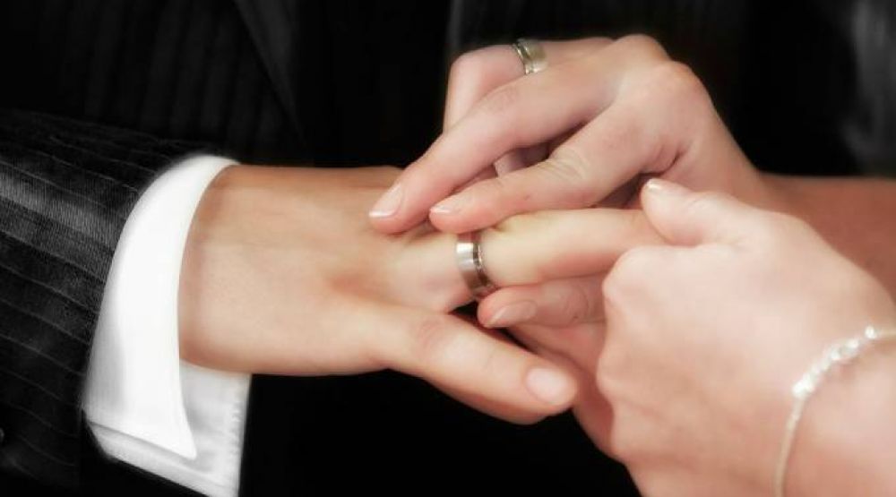 Amoris Laetitia: La Iglesia ayuda a los matrimonios a formar su conciencia, dice Obispo