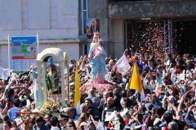 Otra multitudinaria muestra de fe ante la Virgen de San Nicol�s