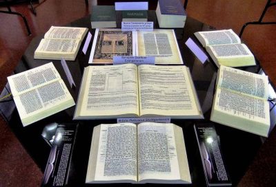 Metros y metros de Biblias en una original muestra