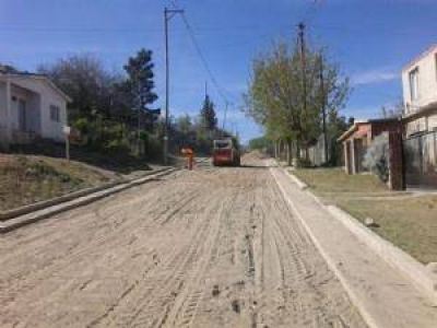 Desembolsan 15 millones para pavimentar las calles de cuatro barrios carlospacenses