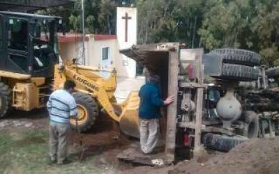Saavedra: Volcaron un cami�n de recolecci�n de residuos municipal y no fue informado al ejecutivo