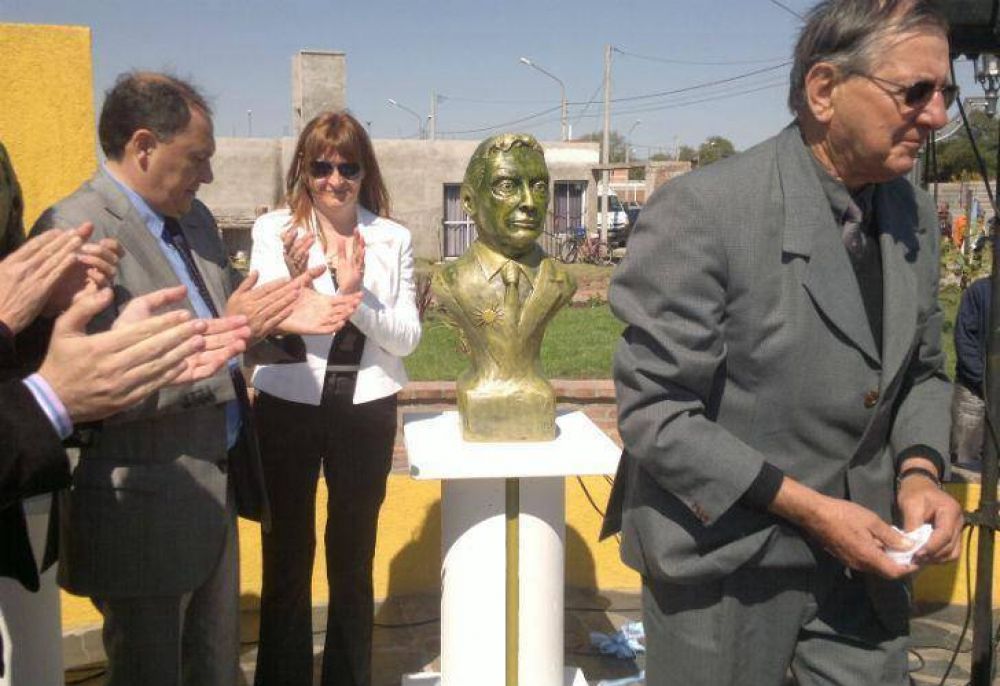 Intendenta K inaugur el primer busto de Macri en el pas