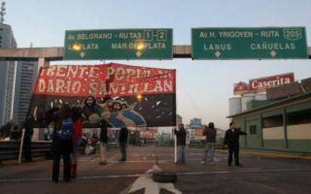 Kosteki y Santilln: Protesta y corte frente a la estacin Avellaneda