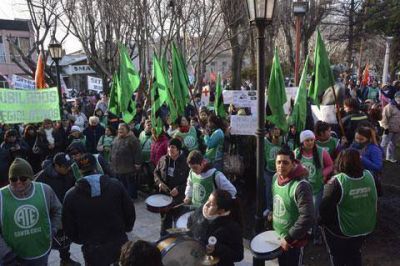 ATE Santa Cruz se suma al paro nacional con una movilizaci�n