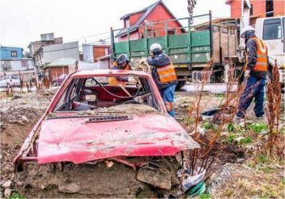 Retiraron chatarra hundida en el turbal