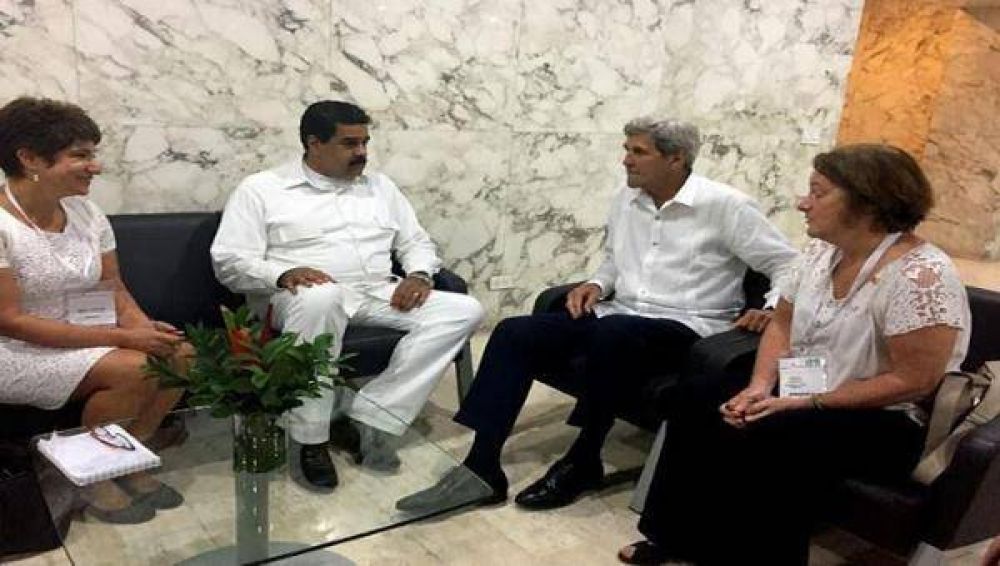 Maduro y Kerry mantienen encuentro formal en Cartagena
