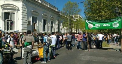 Vidal contra la Salud: reclamo en el Ministerio bonaerense