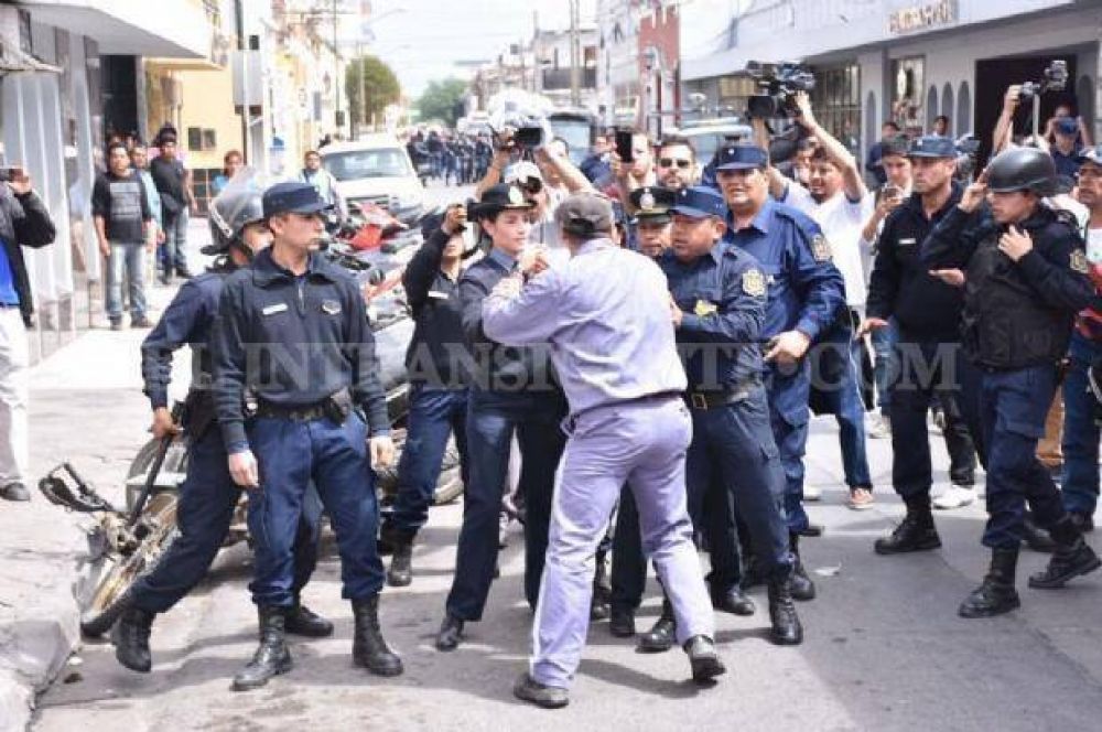 Caso UTA: familiares de detenidos se encadenaron en Ciudad Judicial
