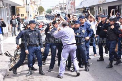 Caso UTA: familiares de detenidos se encadenaron en Ciudad Judicial