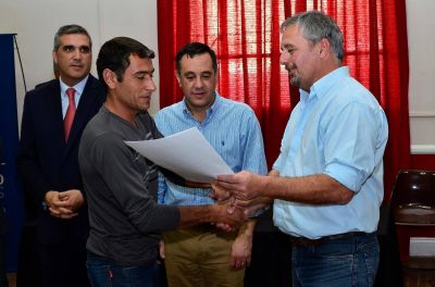 Finocchiaro y Rossi entregaron escrituras a 22 familias