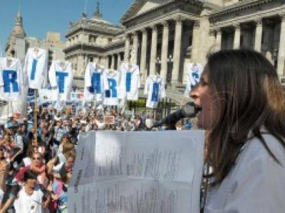 Estatales, docentes y profesionales de salud marcharon al Ministerio de Educaci�n
