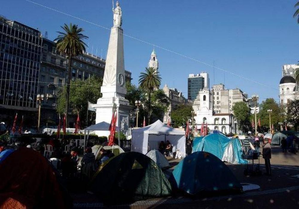 Contin�a el acampe en Plaza de Mayo por trabajo digno y contra el tarifazo