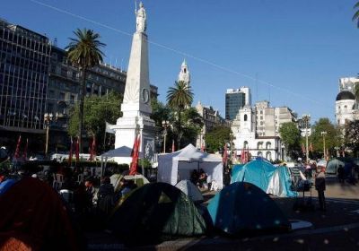 Contin�a el acampe en Plaza de Mayo por trabajo digno y contra el tarifazo