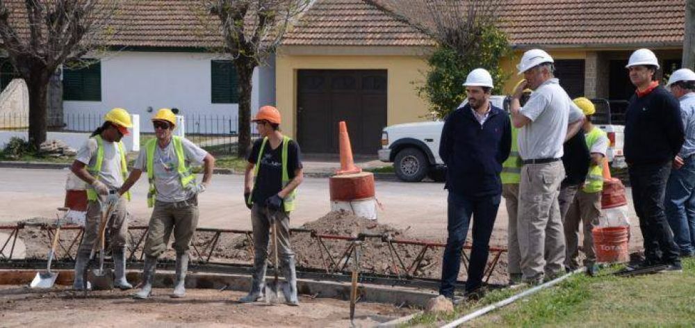 Olavarra: Galli visit las obras de pavimentacin en el barrio Luz y Fuerza