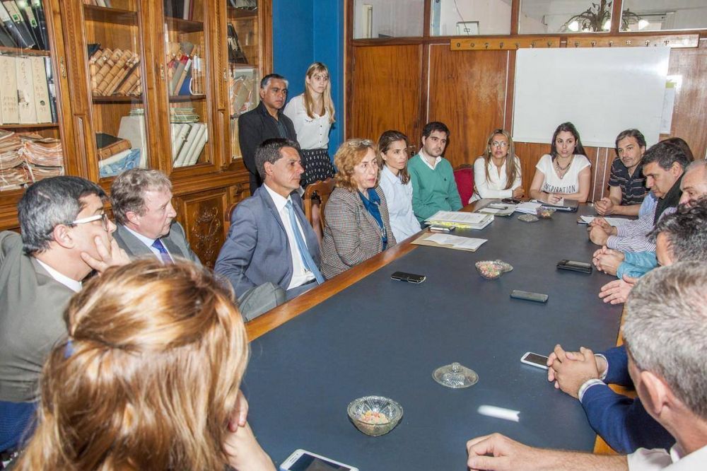 Los concejales analizan con jueces el proyecto para regular fiestas privadas