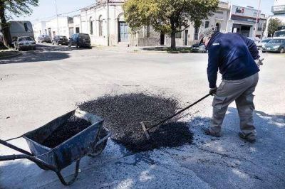 CONTIN�AN LOS TRABAJOS DE MEJORAS EN DISTINTAS CALLES DE AZUL